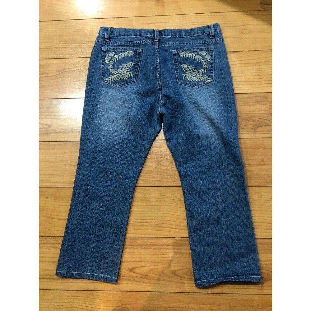 Bogari Women's Size 12 Medium Wash Blue Straight Cut Denim Jeans Capris Crop